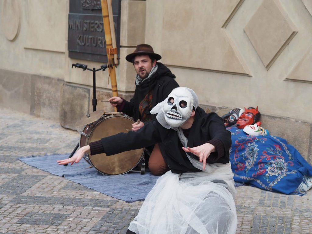 Studenti HAMU při vystoupení na dlouhotrvajícím happeningu Umění trvá (foto Barbora Šupová)