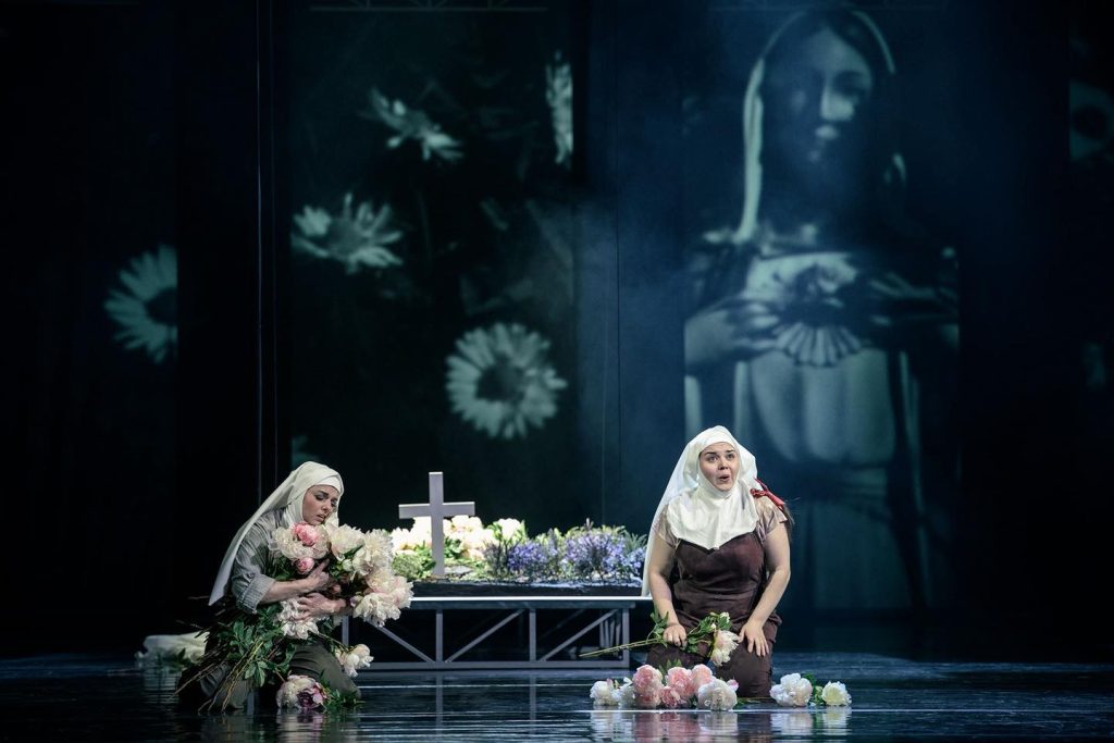 Francis Poulenc: Dialogy karmelitek, Státní opera, Praha – Jana Sibera a Jekatěrina Krovatěva (foto Petr Neubert)