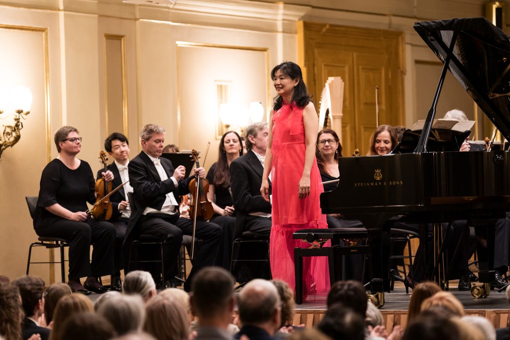 Jarní symfonie. 6. abonentní koncert cyklu Filharmonie doma, 14. května 2026, Besední dům Brno – Momo Kodama a Filharmonie Brno (foto Jan Prokopius)