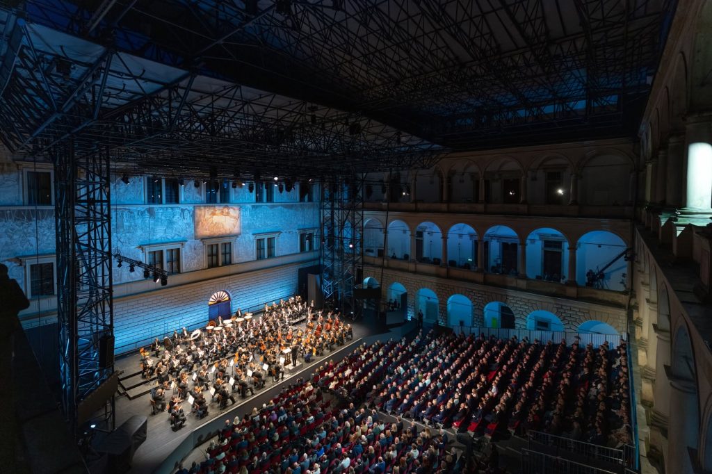 Smetanova Litomyšl: Zahajovací koncert, 12. června 2026, Státní zámek Litomyšl – David Robertson a Česká filharmonie (zdroj Smetanova Litomyšl)