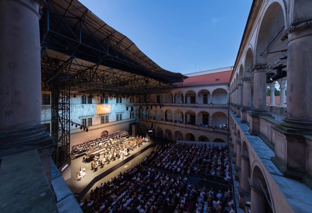 Bohuslav Martinů: Mariken – Tomáš Netopil, Symfonický orchestr hl. m. Prahy FOK, Pražský filharmonický sbor, 19. června 2026, Smetanova Litomyšl (zdroj Smetanova Litomyšl, foto František Renza)