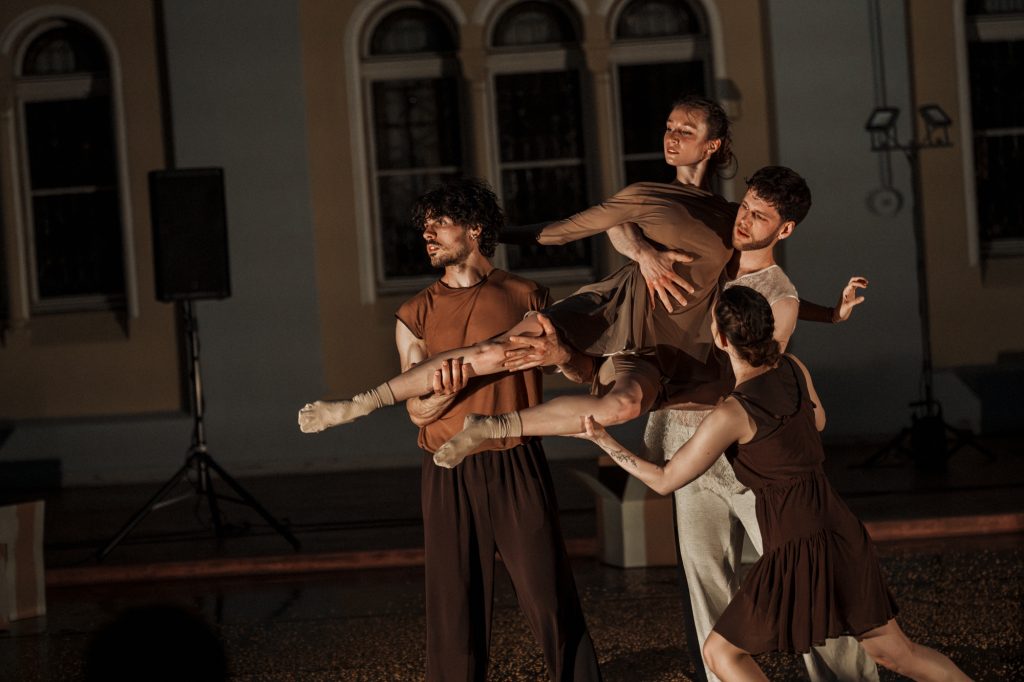 Carolina Isach: Jaro, soubor Fluō – Ennio Zappalà, Natálie Paulasová, Oldřiška Neumannová, Robert Koch (foto Jean-Claude Etgenot) 