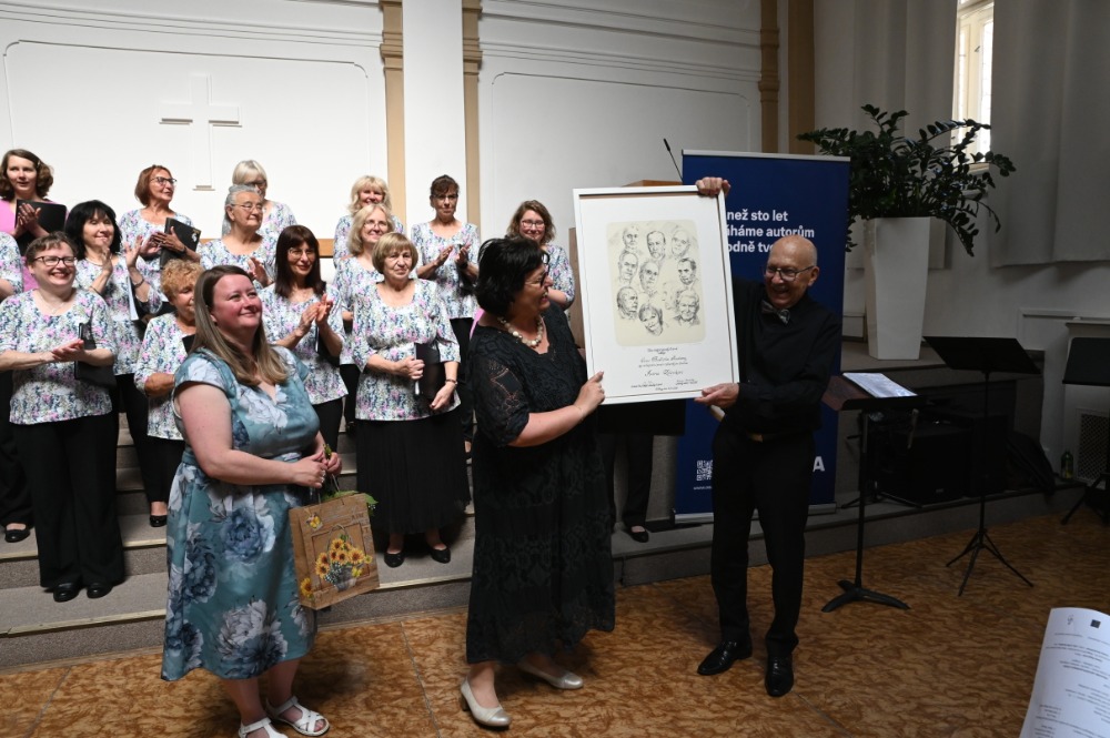 Jubilantský koncert: Ivan Zelenka 85 let – . Zelenka přebírá cenu Bedřicha Smetany od zástupců UČPS, 30. května 2026, Velký sál Sboru Církve bratrské, Praha (foto Jiří Fernandez)
