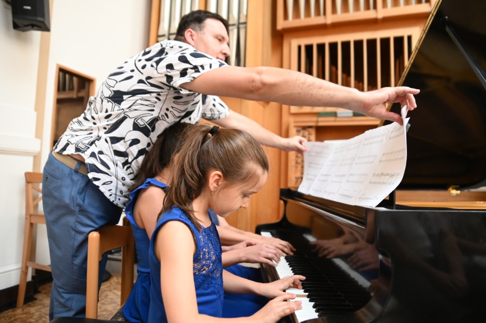 Jubilantský koncert – Ivan Zelenka 85 let: Robert Kozánek a dcery, 30. května 2026, Velký sál Sboru Církve bratrské, Praha (foto Jiří Fernandez)
