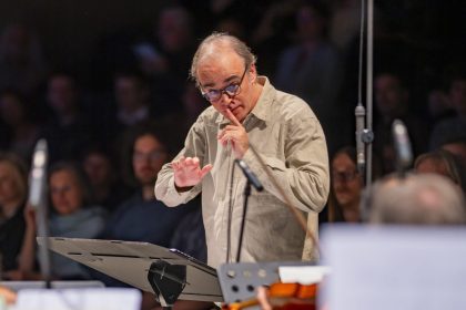 Prague Offspring: Ensemble Modern II, 30. května 2026, DOX+ – Ilan Volkov (foto Václav Hodina)
