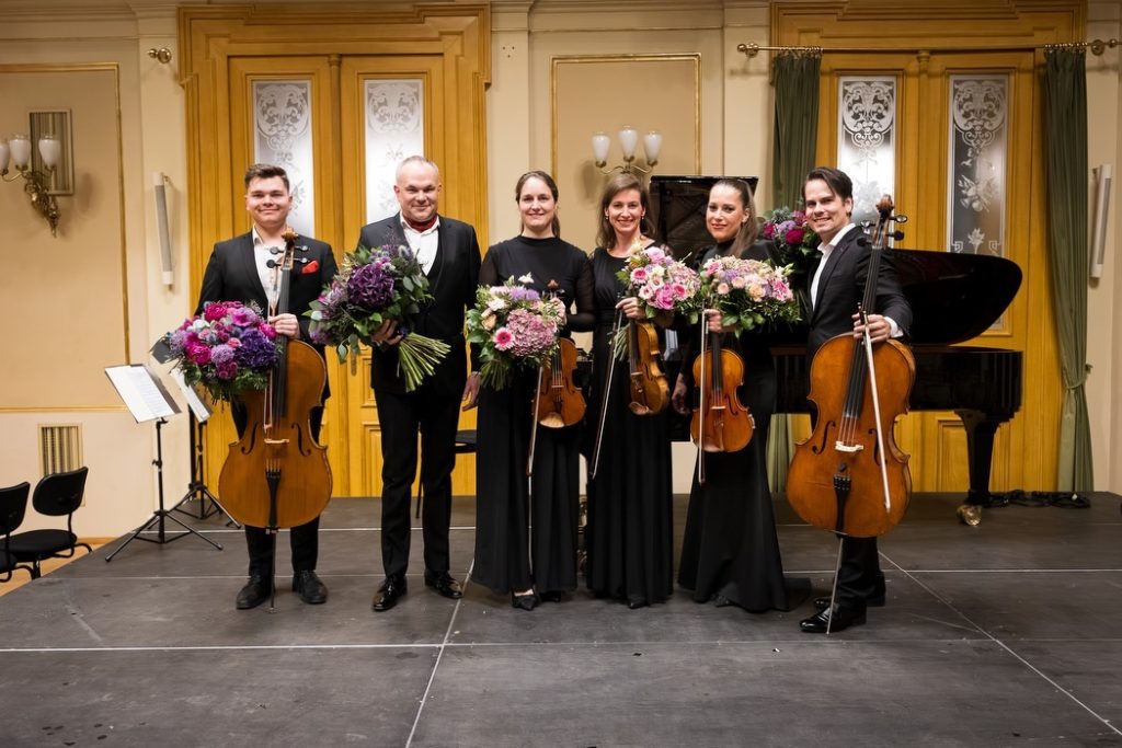 XXXI. ročník festivalu Concentus Moraviae: Kvarteto České filharmonie & Lukáš a David Marečkovi, 6. června 2026, Besední dům, Brno – David Mareček, Lukáš Mareček, Kvarteto České filharmonie, Irena Jakubcová, Petra Brabcová, Eva Krestová, Václav Petr (foto Radek Míča)