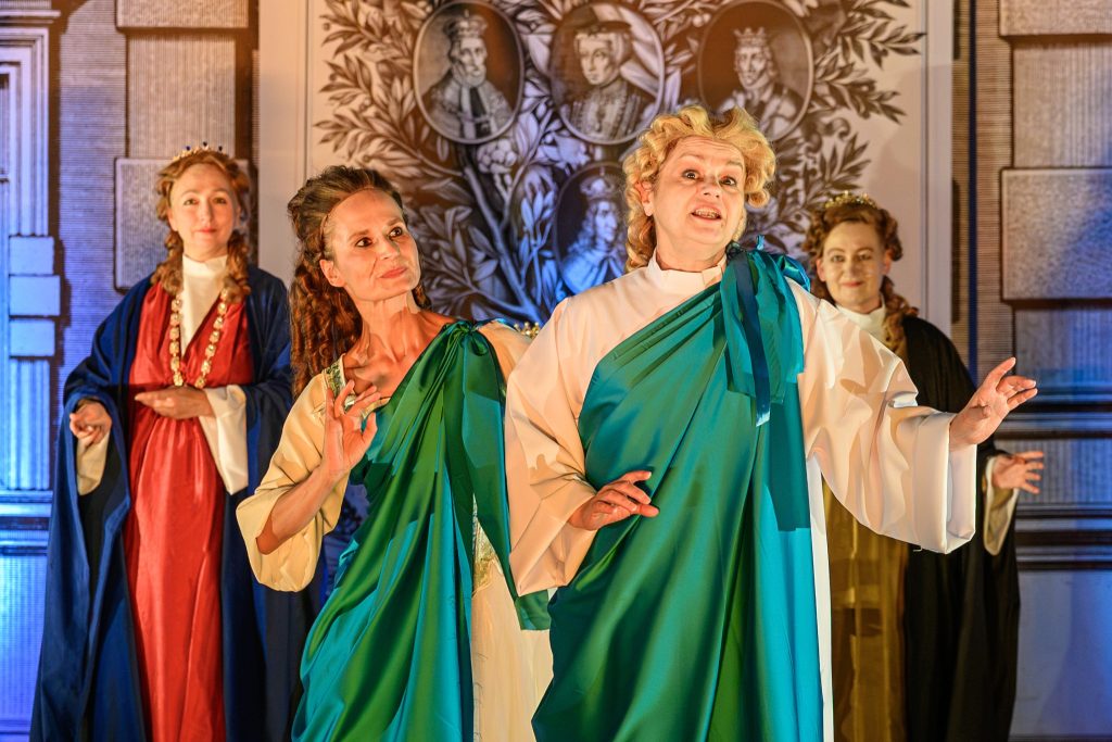 Jan Dismas Zelenka, Matouš Zill: Sub olea pacis et palma virtutis, 29. července
2026, Studio Hrdinů – Michaela Prchlíková, Anna Hlavenková, Zuzana Adaimaitis,
Hedvika Kuchařová (foto Petr Dyrc)