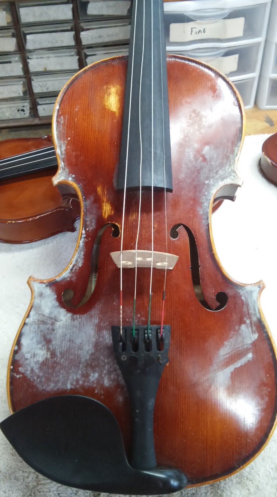 Příklad laku poškozeného horkem (zdroj Gainesville Violins)