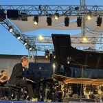 Ivo Kahánek a Symfonický orchestr Pražské konzervatoře (foto Philippe Leonelli)
