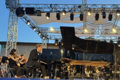 Ivo Kahánek a Symfonický orchestr Pražské konzervatoře (foto Philippe Leonelli)