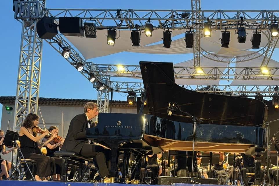 Ivo Kahánek a Symfonický orchestr Pražské konzervatoře (foto Philippe Leonelli)