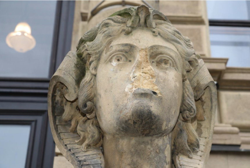 Jedna z poničeních sfing, Rudolfinum, Praha (zdroj Policie ČR)