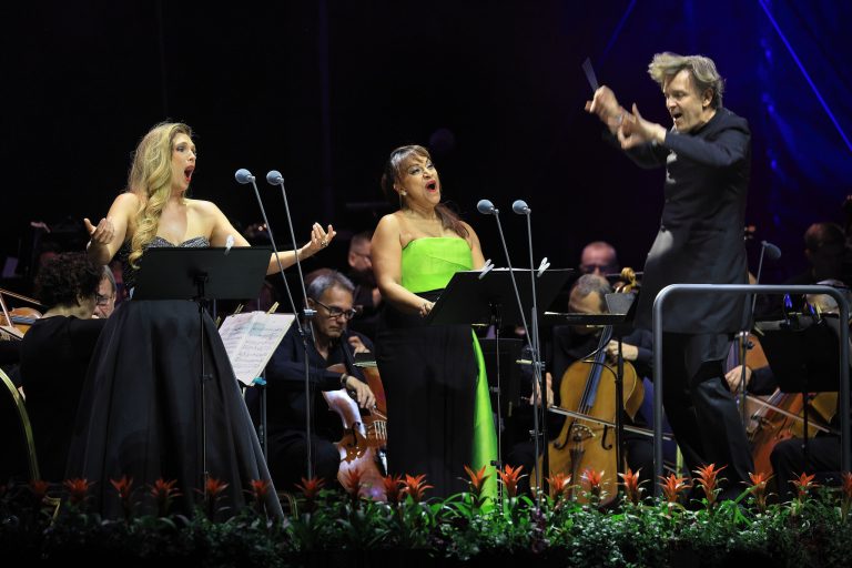 Festival Krumlov: Labyrint lásky: Puccini & Verdi, 8. srpna 2026, Pivovarská zahrada, Český Krumlov – Danielle de Niese, Ester Pavlů a Tomáš Netopil (foto Libor Sváček)
