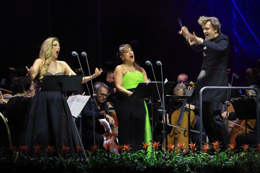 Festival Krumlov: Labyrint lásky: Puccini & Verdi, 8. srpna 2026, Pivovarská zahrada, Český Krumlov – Danielle de Niese, Ester Pavlů a Tomáš Netopil (foto Libor Sváček)