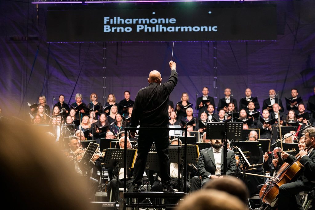 Festival Špilberk: Carmina Burana – Dennis Russell Davies, Filharmonie Brno, Český filharmonický sbor Brno, 23. srpna 2026, Špilberk, Brno (zdroj Filharmonie Brno, foto Jan Prokopius)