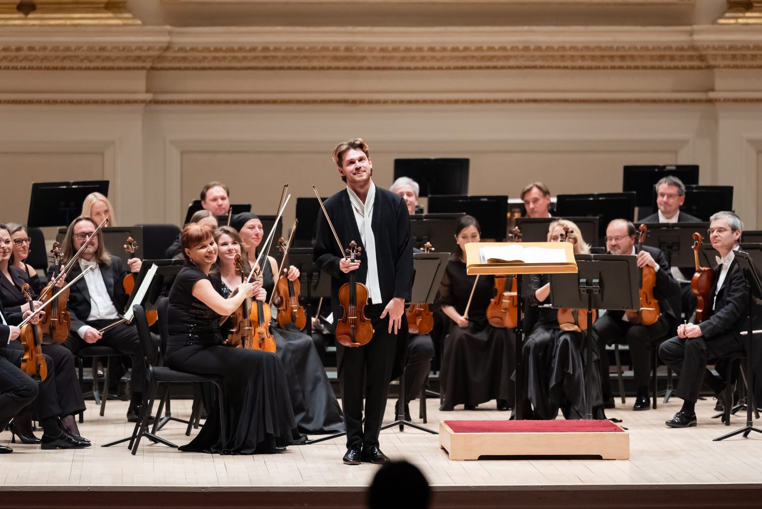 Blake Pouliot a Prague Philharmonia v Carnegie Hall (foto Roberto Soler)