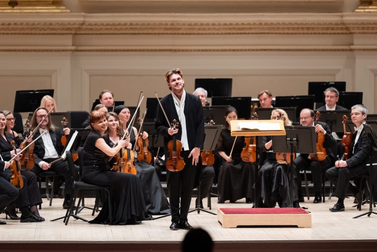 Blake Pouliot a Prague Philharmonia v Carnegie Hall (foto Roberto Soler)