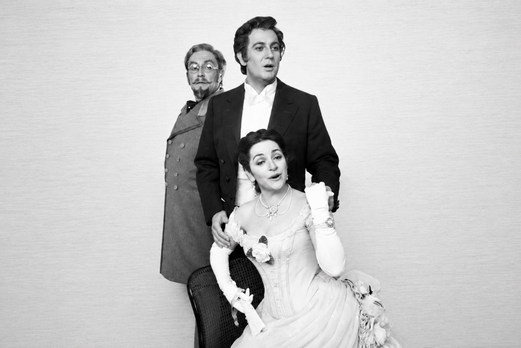 Ileana Cotrubaș, Plácido Domingo a Cornell MacNeil (foto Jack Mitchell)