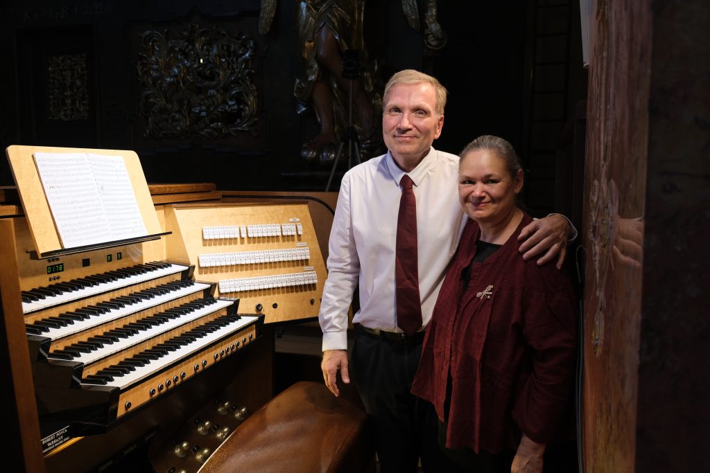 Mezinárodní varhanní festival: Šest století pro čtyři ruce a čtyři nohy, 6. srpna 2026, bazilika sv. Jakuba, Praha – Éric Lebrun a Marie-Ange Leurent (foto Yana Yushkevich)