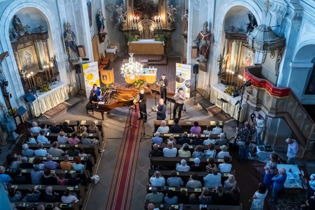 Za poklady Broumovska: Koncert lektorů Letních hornových kurzů, 1. srpna 2026, Kostel sv. Prokopa, Bezděkov nad Metují – Zuzana Rzounková, Jan Vobořil, Jan Vobořil ml., Wojciech Kamionka a Jana Goliášová (zdroj Za poklady Broumovska)