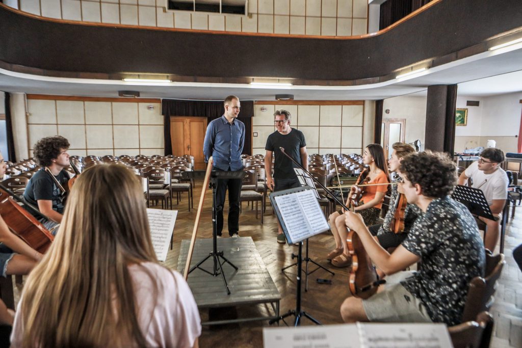 Festival Otakara Ševčíka – Jáchym Svoboda, Jakub Hrůša a Ševčík Junior+ Orchestra (foto Marek Novotný)
