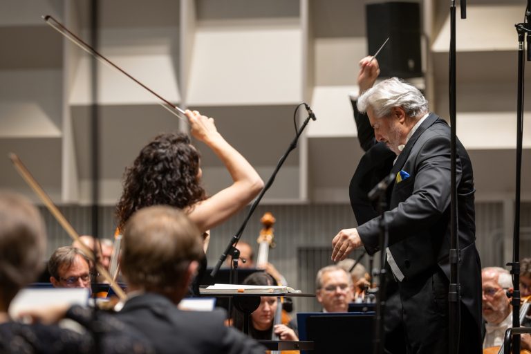 Janáčkova filharmonie Ostrava: Inaugurační koncert šéfdirigenta, 17. září 2026, Vesmír, Ostrava – Alena Baeva, Daniel Raiskin a Janáčkova filharmonie Ostrava (foto Martin Kusyn)