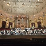 Pražský filharmonický sbor, Seoul Philharmonic Orchestra a dirigent Jaap van Zweden (foto Anna Moravcová)