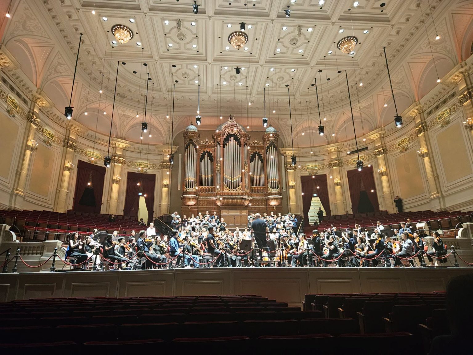Pražský filharmonický sbor, Seoul Philharmonic Orchestra a dirigent Jaap van Zweden (foto Anna Moravcová)