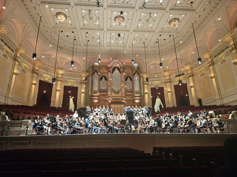 Pražský filharmonický sbor, Seoul Philharmonic Orchestra a dirigent Jaap van Zweden (foto Anna Moravcová)
