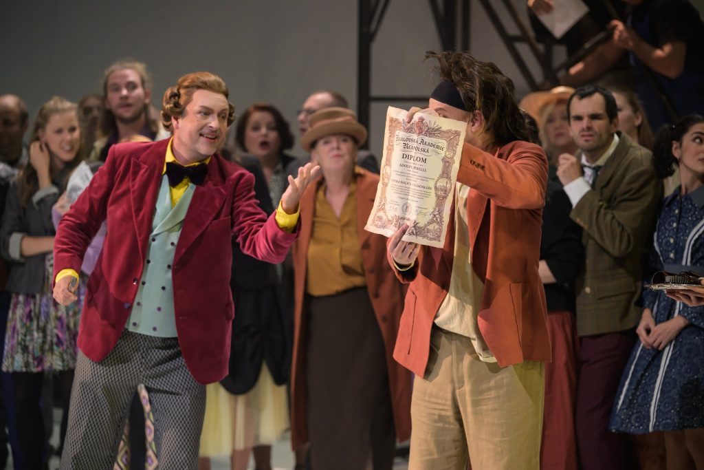 Stephen Sondheim: Sweeney Todd: Ďábelský lazebník z Fleet Street, Státní opera – Martin Šrejma (Adolfo Pirelli), Sbor Státní opery (zdroj Státní opera)