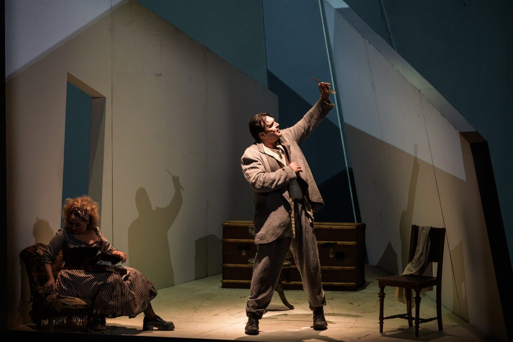 Stephen Sondheim: Sweeney Todd: Ďábelský lazebník z Fleet Street – Adam Plachetka, Barbora Perná (zdroj Státní opera, foto Serghei Gherciu)