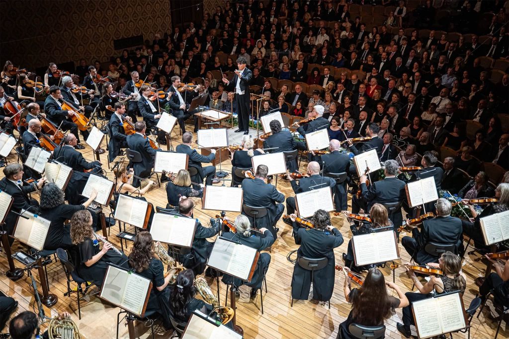 Zahajovací koncert SOČR 100, 24. září 2026, Rudolfinum, Praha – Elias Grandy a Symfonický orchestr Českého rozhlasu (foto Michal Fanta)