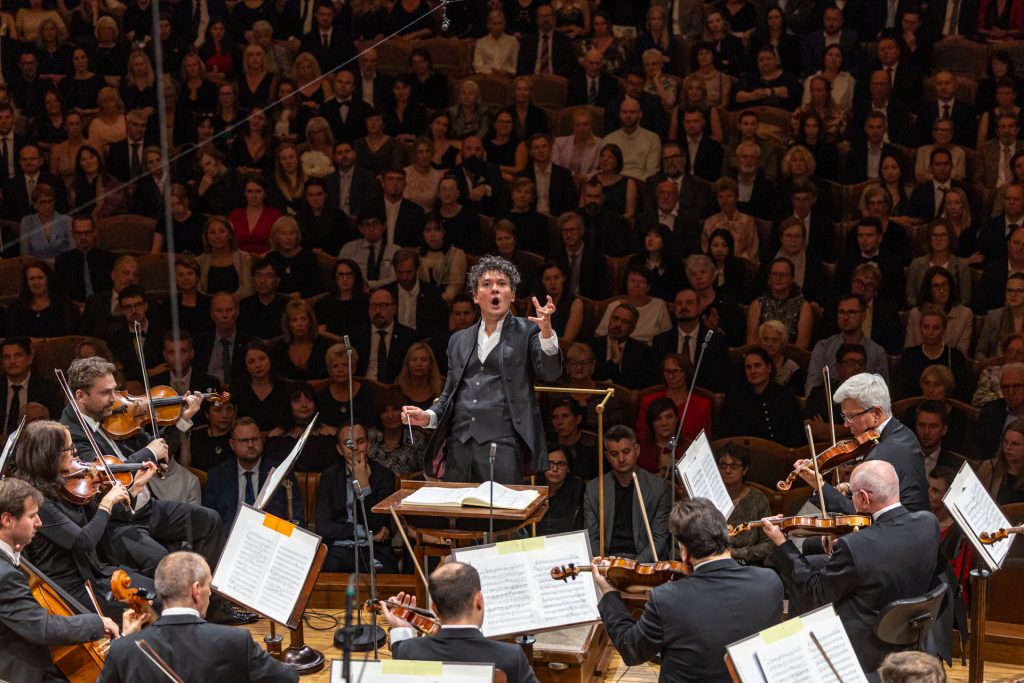 Dvořákova Praha: Koncert ke 100. výročí vzniku Symfonického orchestru Českého rozhlasu, 15. září 2026, Dvořákova síň, Rudolfinum – Elias Grandy a Symfonický orchestr Českého rozhlasu (foto Petra Hajská)