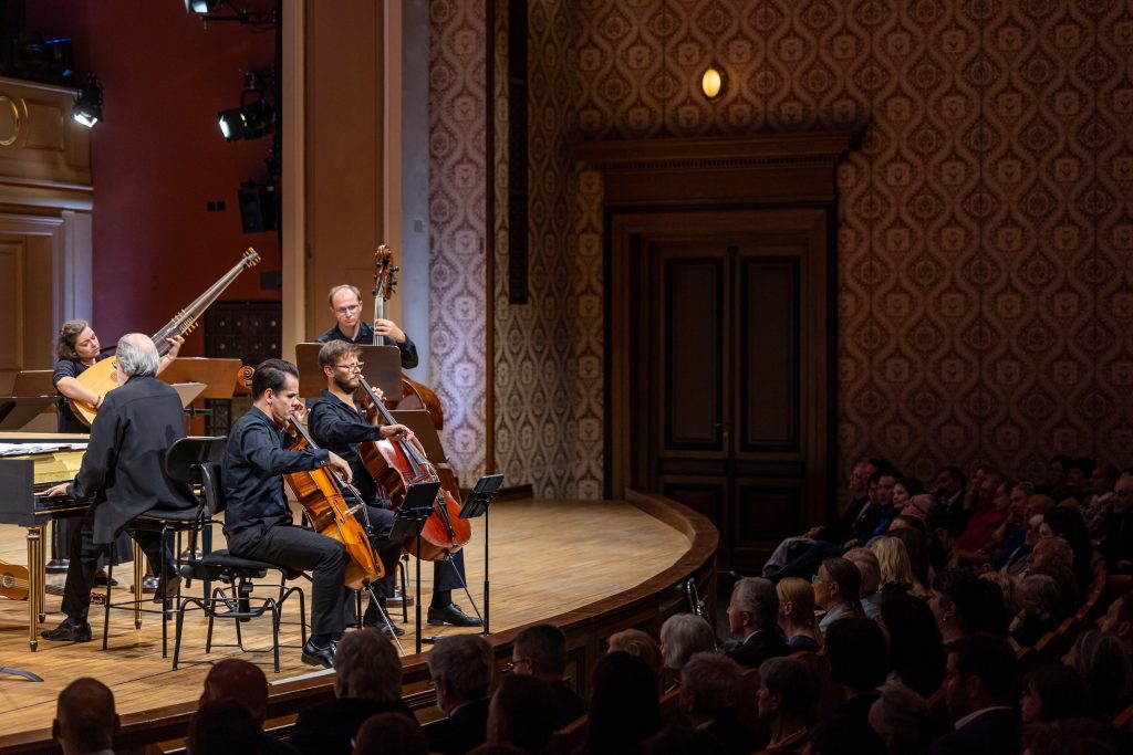 Dvořákova Praha: Una festa barocca / Barokní slavnost, 16. září 2026, Rudolfinum, Dvořákova síň, Praha – Andrea Marcon a Komorní orchestr České filharmonie (zdroj Dvořákova Praha)