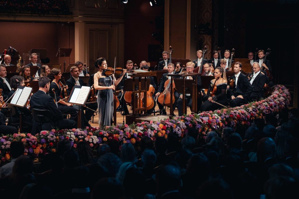 Česká filharmonie: Zahajovací koncerty, 1. září 2026, Rudolfinum, Dvořákova síň, Praha – Karen Gomyo a Česká filharmonie (zdroj Česká filharmonie)
