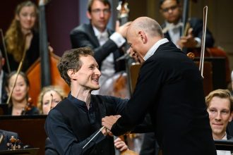 Dvořákova Praha: Tonhalle-Orchester Zürich, 8. září 2026, Dvořákova síň, Rudolfinum, Praha – Josef Špaček, Paavo Järvi a Tonhalle-Orchester Zürich (foto Petra Hajská)