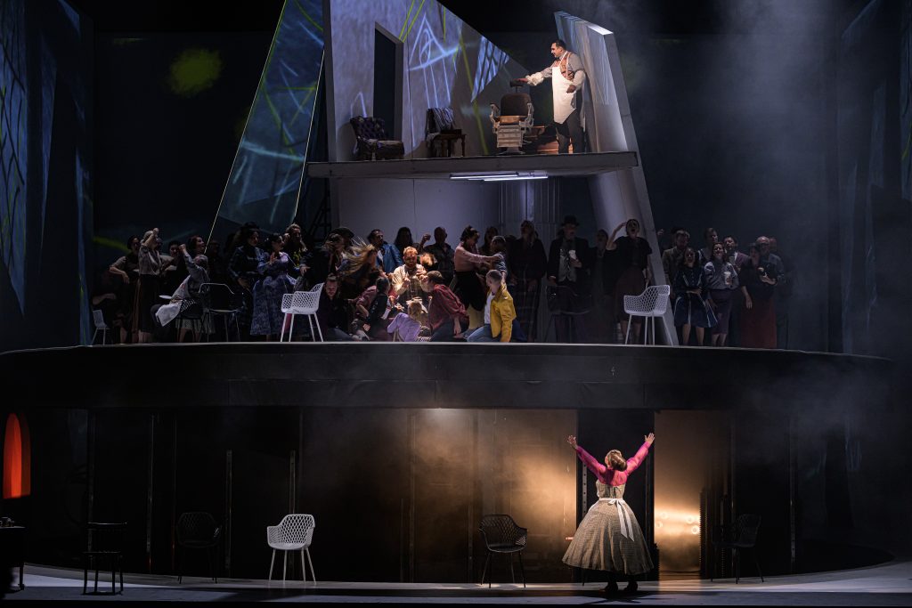 Stephen Sondheim: Sweeney Todd: Ďábelský lazebník z Fleet Street – Adam Plachetka, Sbor Státní opery (zdroj Státní opera, foto Serghei Gherciu)