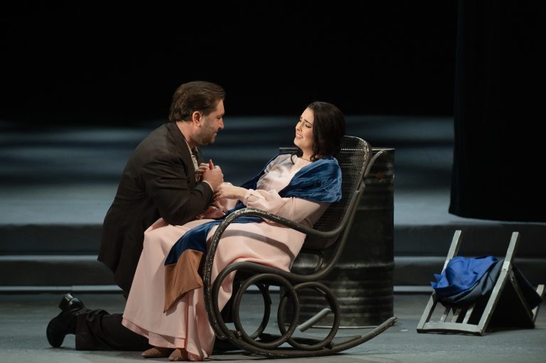 Giacomo Puccini: Bohéma, Divadlo J. K. Tyla Plzeň, 2026 – Richard Samek, Bree Nichols (zdroj Divadlo J. K. Tyla Plzeň, foto Irena Štěrbová)