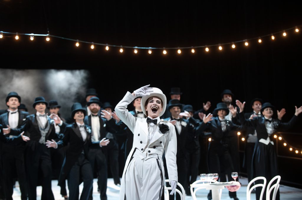 Giacomo Puccini: Bohéma, Divadlo J. K. Tyla Plzeň, 2026 – Petra Tion, sbor opery DJKT (zdroj Divadlo J. K. Tyla Plzeň, foto Irena Štěrbová)