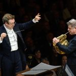 Česká filharmonie • Daniel Harding, 30. září 2026, Rudolfinum, Dvořákova síň – Radek Baborák, Daniel Harding a Česká filharmonie (foto Petra Hajská)