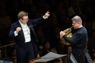 Česká filharmonie • Daniel Harding, 30. září 2026, Rudolfinum, Dvořákova síň – Radek Baborák, Daniel Harding a Česká filharmonie (foto Petra Hajská)