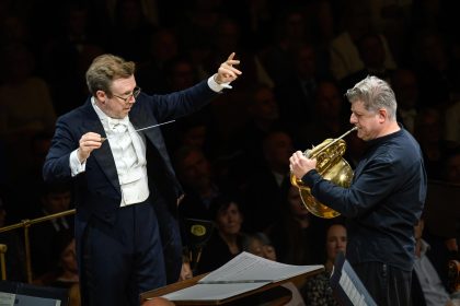 Česká filharmonie • Daniel Harding, 30. září 2026, Rudolfinum, Dvořákova síň – Radek Baborák, Daniel Harding a Česká filharmonie (foto Petra Hajská)