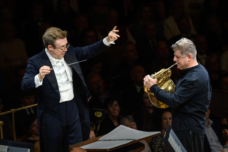 Česká filharmonie • Daniel Harding, 30. září 2026, Rudolfinum, Dvořákova síň – Radek Baborák, Daniel Harding a Česká filharmonie (foto Petra Hajská)