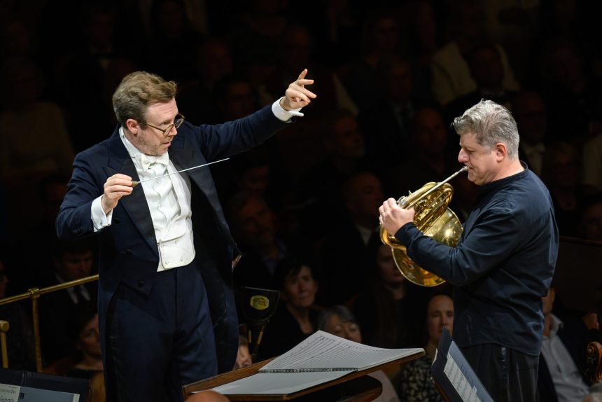 Česká filharmonie • Daniel Harding, 30. září 2026, Rudolfinum, Dvořákova síň – Radek Baborák, Daniel Harding a Česká filharmonie (foto Petra Hajská)