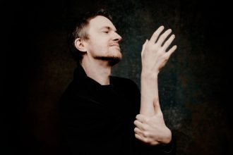 Alexandre Tharaud (zdroj Warner Classics, foto Marco Borggreve)