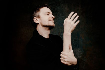 Alexandre Tharaud (zdroj Warner Classics, foto Marco Borggreve)