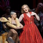 Wolfgang Amadeus Mozart: Così fan tutte – Princess, její chovatelka a Samantha Hankey (zdroj Metropolitní opera New York)