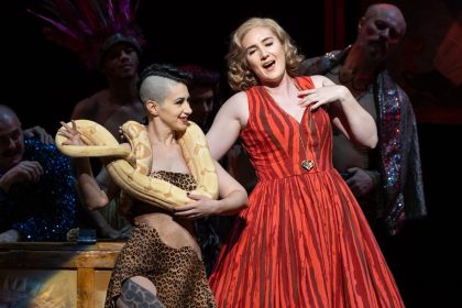 Wolfgang Amadeus Mozart: Così fan tutte – Princess, její chovatelka a Samantha Hankey (zdroj Metropolitní opera New York)
