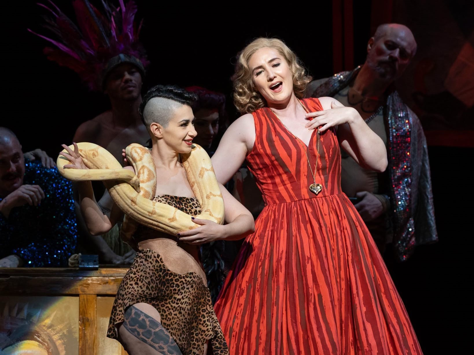 Wolfgang Amadeus Mozart: Così fan tutte – Princess, její chovatelka a Samantha Hankey (zdroj Metropolitní opera New York)