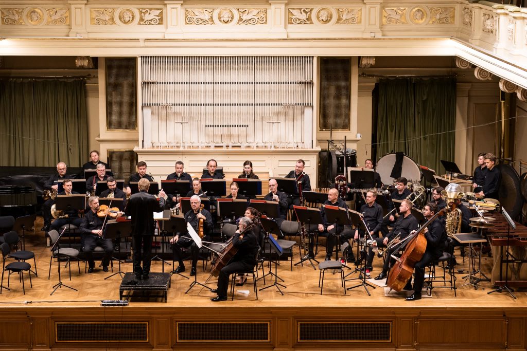 Expozice nové hudby: Partiels, 8. října 2026, Besední dům, Brno – Szymon Bywalec a Filharmonie Brno (foto Jan Prokopius)